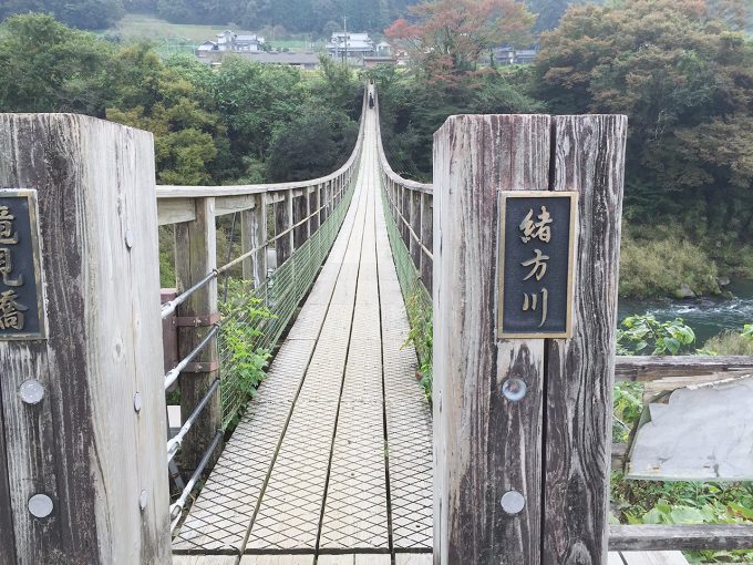 原尻の滝にかかる橋のアップ