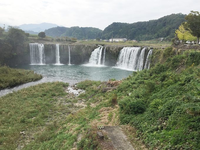 原尻の滝を遠くから見る