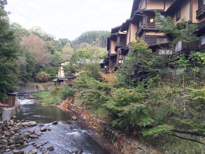 黒川温泉と横を流れる川と旅館