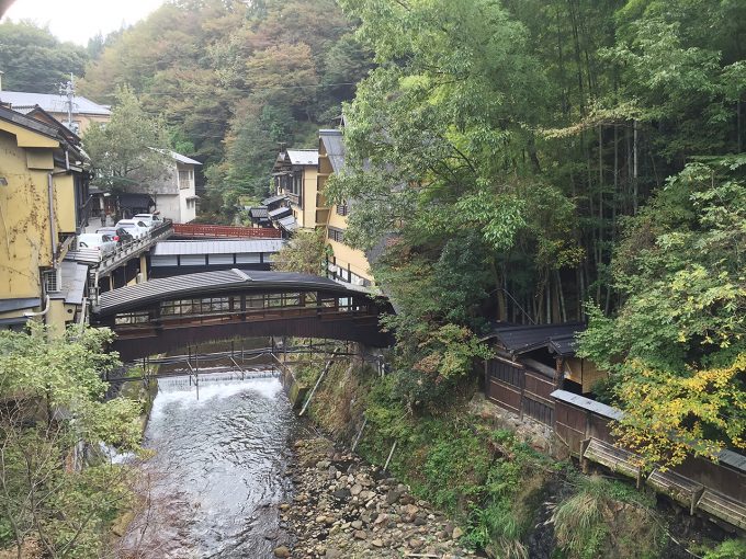 黒川温泉の川にかかる橋