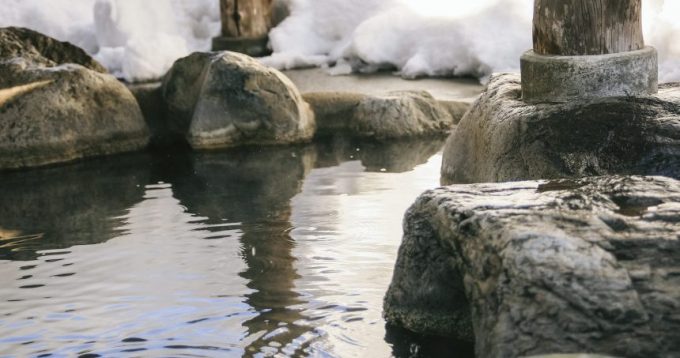 雪が積もった露天風呂のイメージ画像