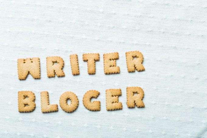 クッキーでできたwriter,blogerの文字