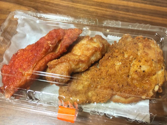 パックに入った3本のチキン