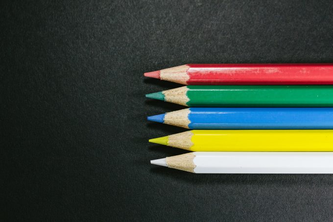 5本並んだ色鉛筆