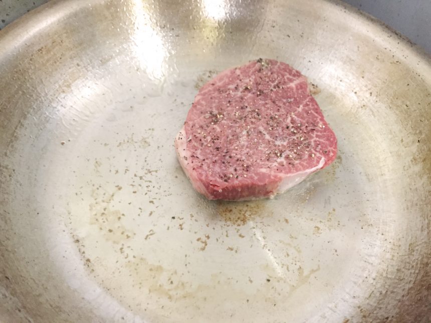 フライパンに入れた直後のヒレ肉