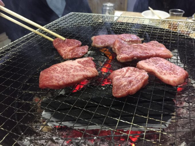 網にのった焼く前の牛肉