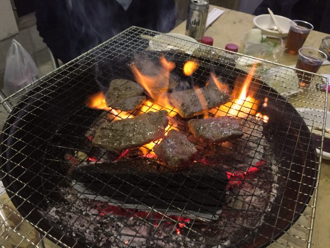 網で焼かれている牛肉