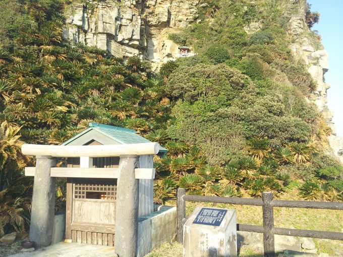 御崎神社と石碑
