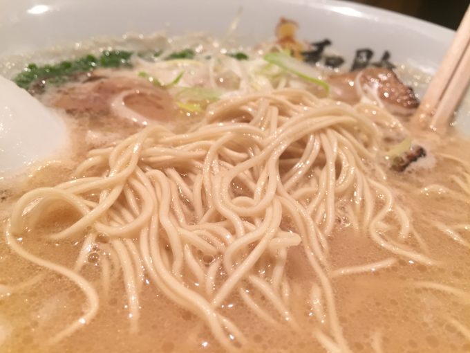 細麺のアップ