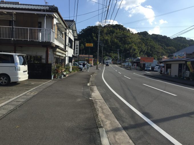 かおる屋の前の道路