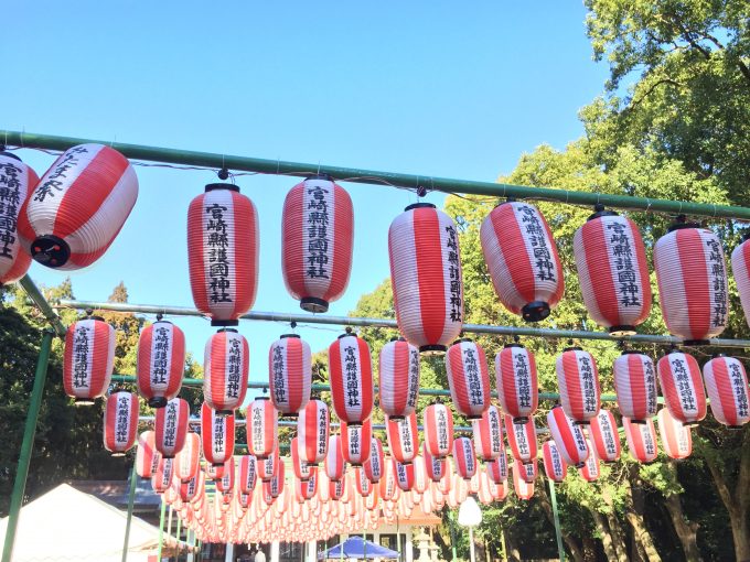 宮崎県護国神社にさげられたたくさんの提灯