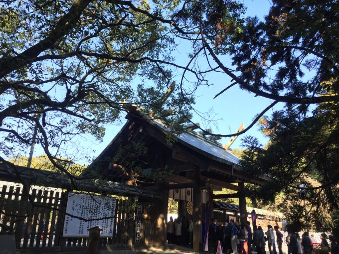 宮崎神宮の前門まで続く初詣の行列