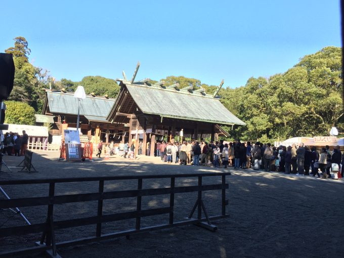 宮崎神宮の本殿へ続く初詣の行列