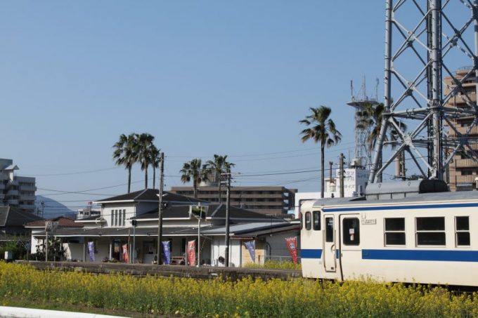 油津駅から出発する列車