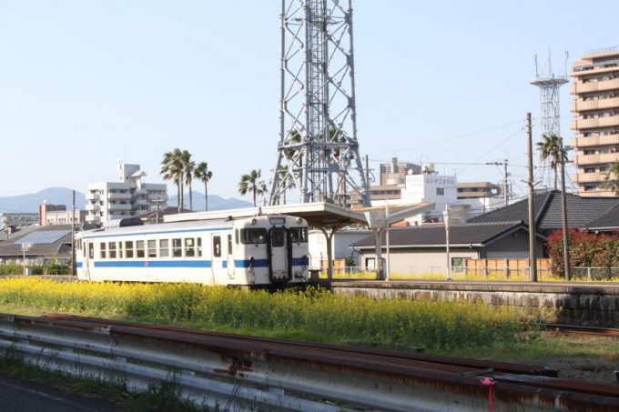 油津駅に停車する汽車