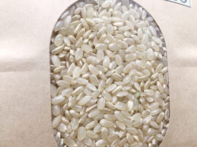 米袋の小窓から見える玄米