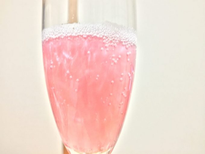 シャンパングラスに注がれてきれいなピンク色のマバム
