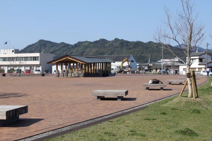 木組みで作られた夢見橋と堀川広場