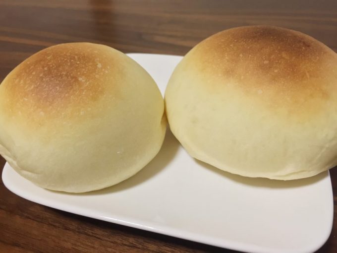 皿に並べたクリームチーズパン