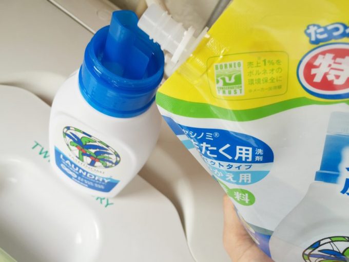 詰替え洗剤をボトルに移している途中