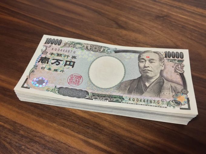 100万円の札束を机にのせた状態