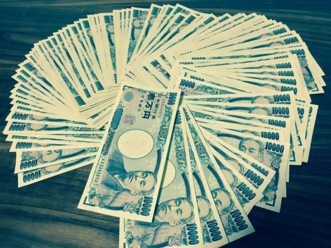 100万円を輪っか状に広げた状態（青色画像加工）