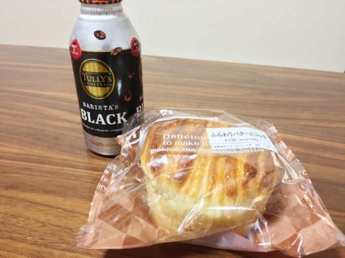 机に置かれたタリーズコーヒーとバタースコッチパン