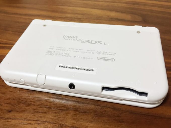 3DS llの背面パネル