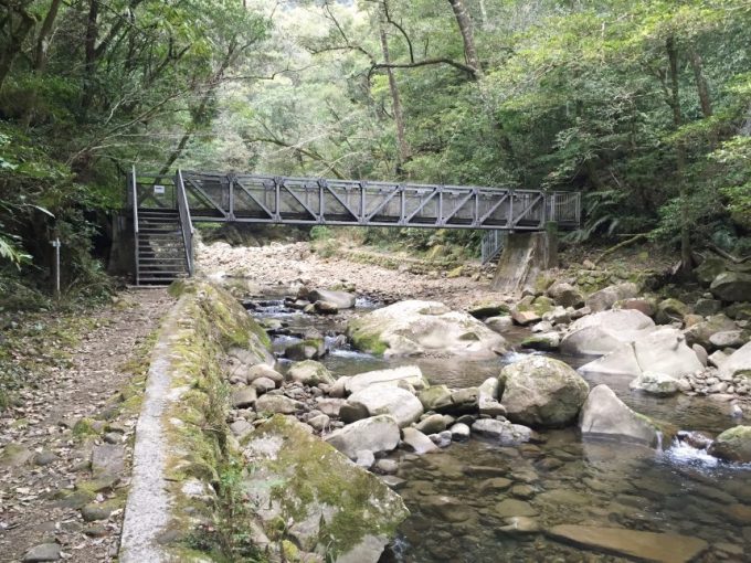 大自然の中に架かる立派な橋