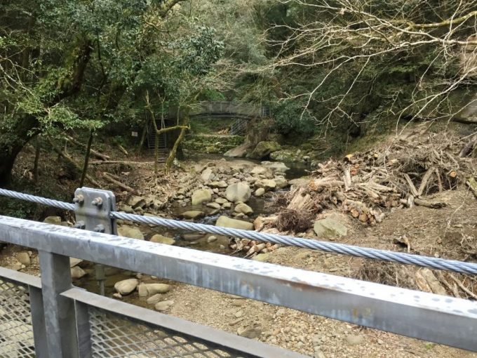 橋の上から見える、奥にある橋