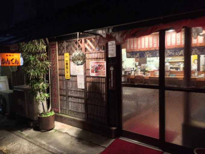 お好み焼き屋、須山の入り口