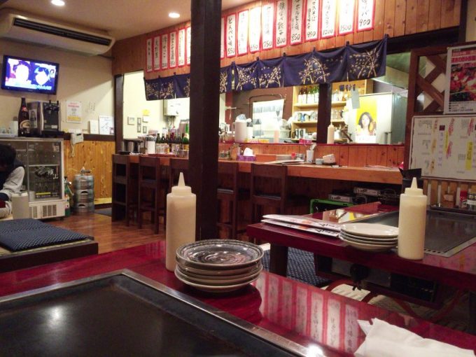 鉄板が並んだ店内