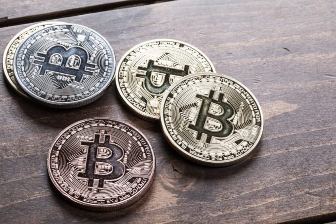 机の上に置かれたコインに見立てた仮想通貨（Bitcoin）