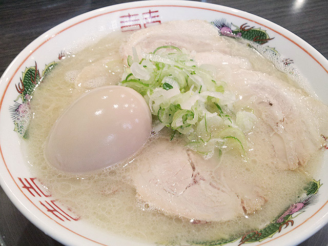 煮玉子入り博多風豚骨ラーメン