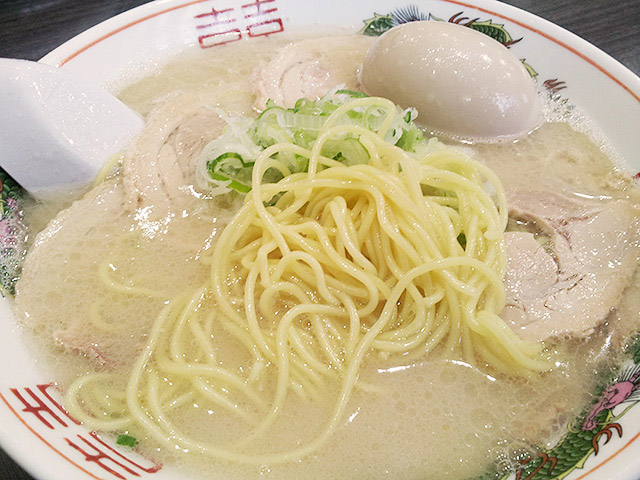 とんこつラーメンの細麺