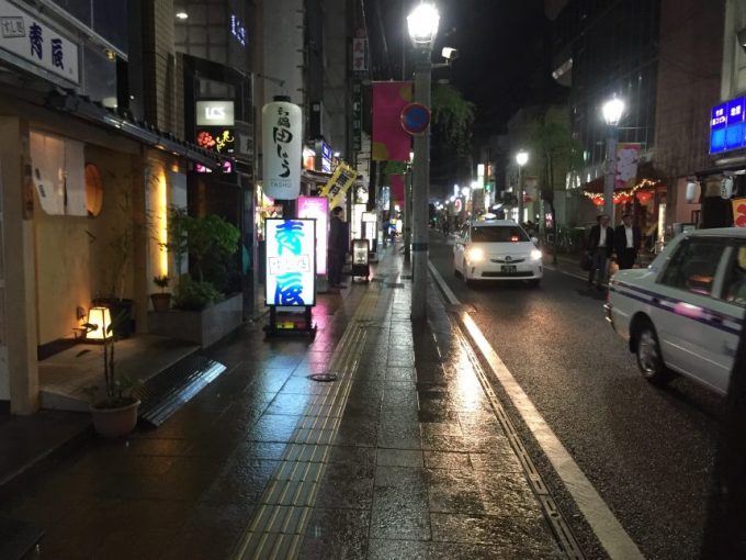 雨が降って路面がぬれている宮崎の飲み屋街