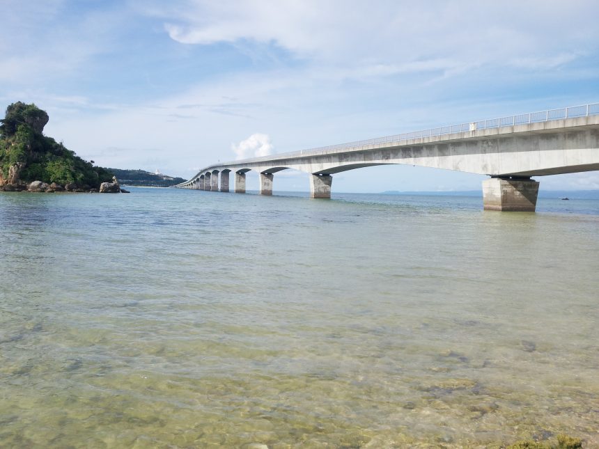 沖縄本島側の海辺から眺める古宇利大橋