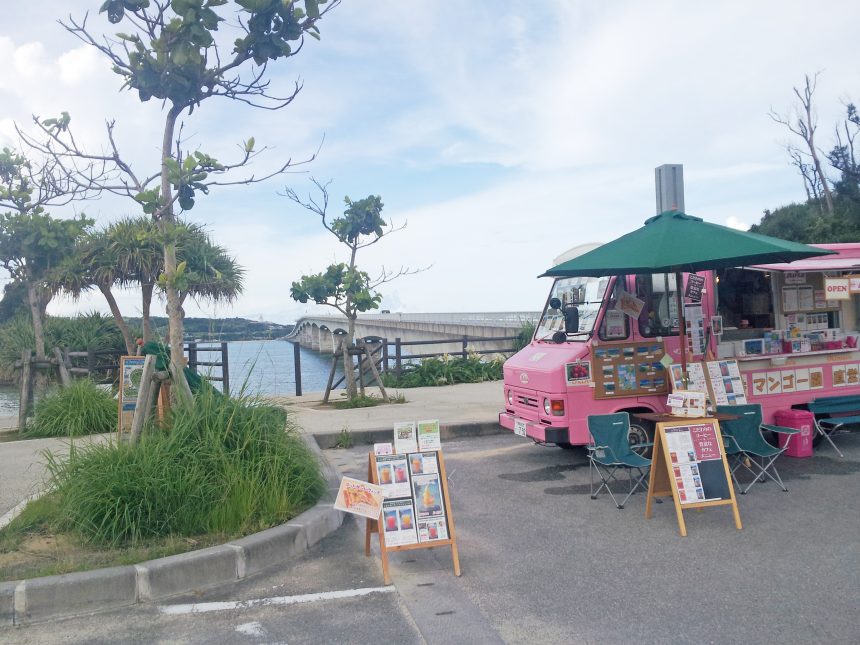 古宇利島の手前の休憩スポットで撮ったラブワゴンのようなピンク色の移動販売者