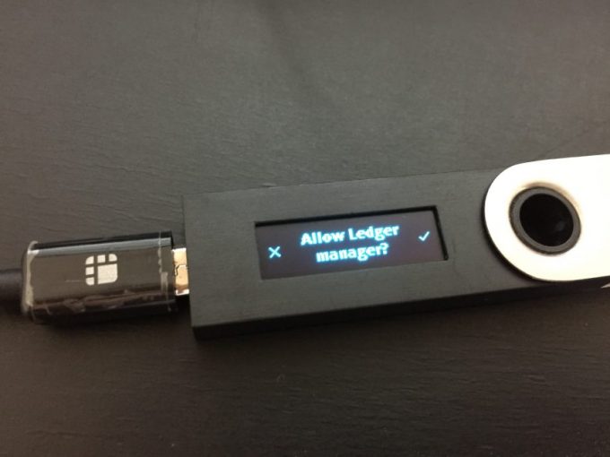 ledger nano S本体ディスプレイに表示された「Allow Ledger manager?」の文字