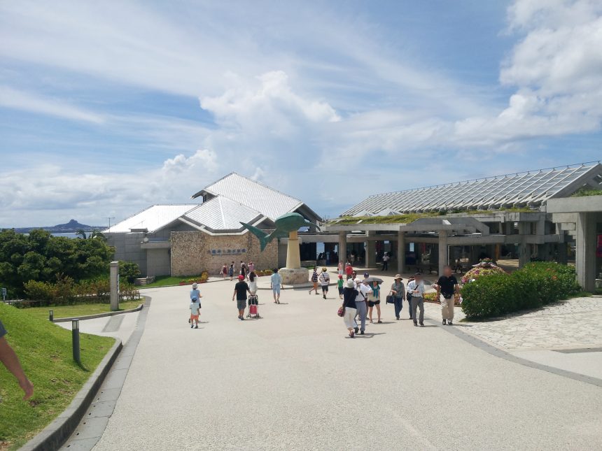 沖縄美ら海水族館の入り口