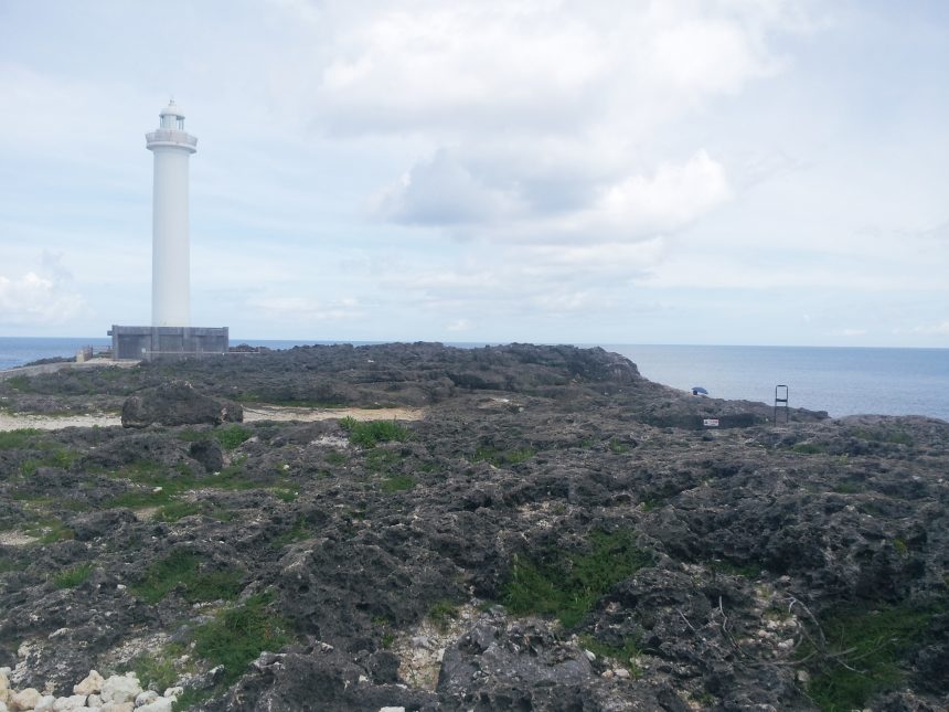 ゴツゴツした岩場とのコントラストが鮮明な白い残波岬の灯台