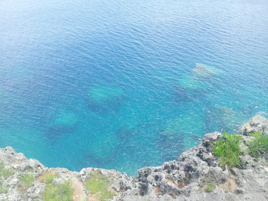 残波岬からのぞきこんだ、エメラルドグリーンの海