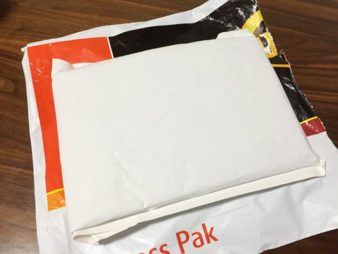 UPSの包みの中の簡易包装