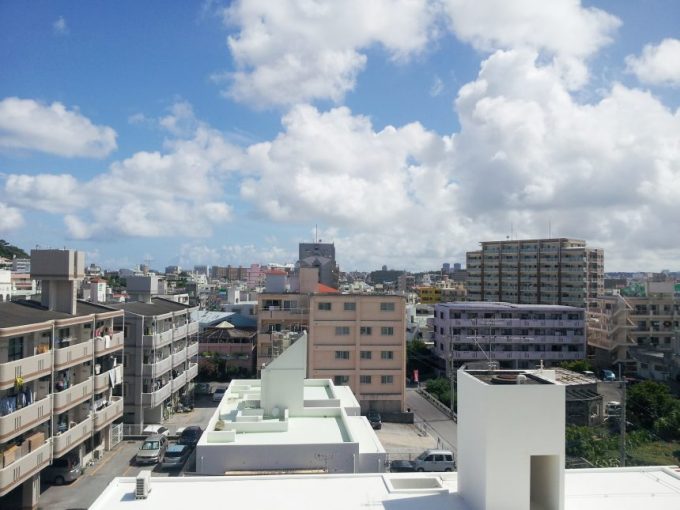 沖縄の抜けるような青空