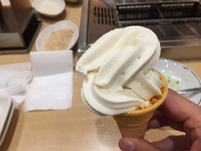 ぐにょぐにょになったソフトクリーム（自分でやって失敗）