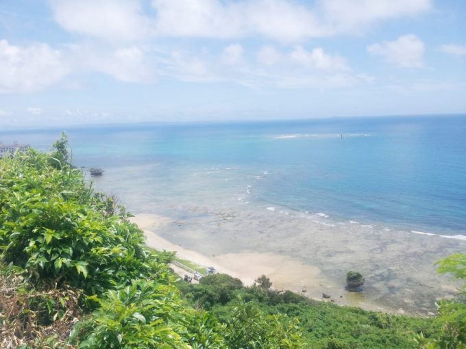 ニライカナイ橋を降りてしばらくいった海岸の風景