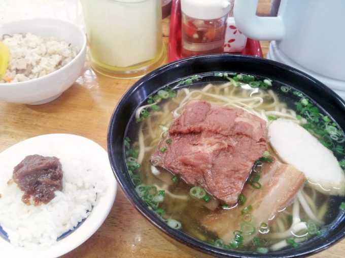 ソーキと豚三枚肉がのったダブルおきなわそばと、油味噌がのったサービスごはん