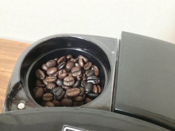 コーヒーミル部分にコーヒー豆を入れた状態