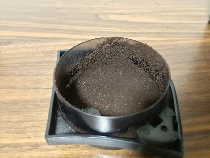 蓋部分についたコーヒー豆