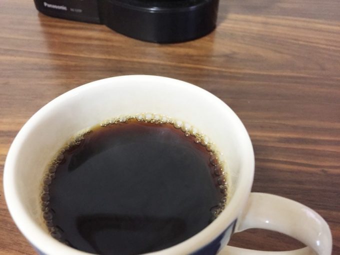 マグカップに入った淹れたてのコーヒー